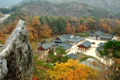 울진 불영사 전경. 주변 산세가 너무나 수려하다.2