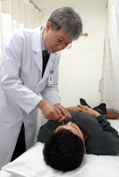 대구한의대 부속 한방병원 침구과 한상원 교수가 안면신경마비(구안와사) 환자에게 침치료를 시술하고 있다.