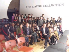 2005 대구컬렉션 직후 기념촬영한 대경대 모델과 학생들.