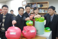 대경대 재학생과 교직원들이 학교내에 놓여있는 '사랑나눔 돼지 저금통'에 성금을 넣고 있다.