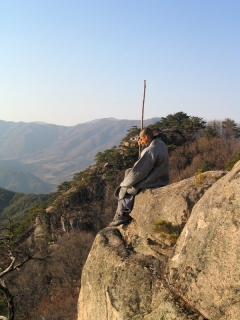 나옹 스님과 관련된 전설이 서려있는 사불산 안장바위. 높이 40여m의 암벽 위에 있는 말 안장 모양의 이 바위는 나옹 스님이 수행하던 곳으로, 당시 마을 청년들이 바위의 일부분을 깨뜨렸다가 다시 붙인 흔적이 지금도 남아 있어 전설의 설득력을 더해주고 있다.