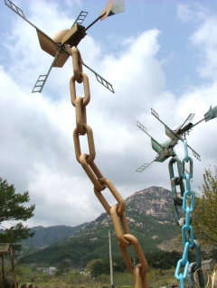1996년 문을 연 합천의 명물 '바람흔적 미술관'의 철제 바람개비.