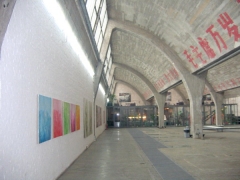 '마오주석만세 만만세(毛主席萬歲 萬萬歲)'라는 문구가 선명하게 남아있는 다산쯔의 갤러리 올드팩토리 전시장 내부.