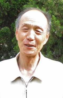 사촌가로숲을 설명하는 향토사학자 김창회씨.3