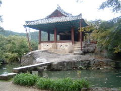 충재 권벌이 학문연구와 후진양성에 몰두했던 청암정 전경. 현재는 보수공사 중이다.