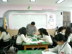 �뱸���� 3�г� �л����� �б����� �������� ������ �ϰ� �ִ�.