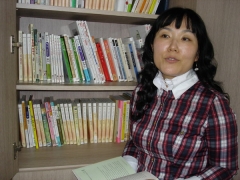 학생들을 위한 책을 펴내는 데 심혈을 기울이고 있는 이영미 경북여자정보고 교사.
