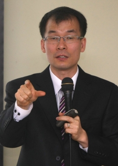 ■손병목씨는= 학부모 포털 사이트 '부모2.0(bumo2.com)'을 운영하고 있고, 김영사의 무한지식충전소 소장을 맡아 부모 교육 및 유아·초등 교육 프로그램을 개발하고 있다. 연간 150~200회의 강연을 통해 부모 교육의 대중화와 자녀 공부 습관을 잡기 위해 노력하고 있다.2