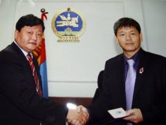 오트공바이에르 장관으로부터 한국인 최초로 몽골 문화훈장을 받은 공재성 PD(오른쪽).