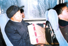 6·25 전쟁 당시 중공군으로 남한땅 낙동강까지 쳐들어왔다고 밝힌 중국 조선족 지병산옹.(단동에서 집안으로 가는 시외버스 안에서)