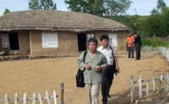 안중근의사가 머물렀던 권하촌 마을 초가를 방문한 필자.