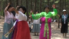 한민족의 전통색상인 초록저고리·다홍치마 의상을 한 중국조선족 아낙의 춤추는 모습.