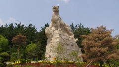 중국 연변을 상징하는 모아산 백호상(白虎像).