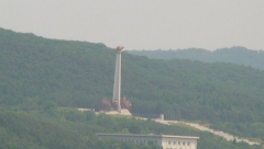 중국 연변 양수진에서 두만강 너머 보이는 북한 함경북도 온성군 왕재산 중턱에 자리잡고 있는 김일성주체사상기념탑. 김일성이 35세 되던 해 주체사상을 일으킨 현장이라고 한다.