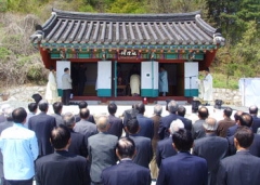 1일 청도김씨 시조를 모신 성황사에서 열린 복원고유제에 참가한 청도김씨 후손들이 제를 올리고 있다.