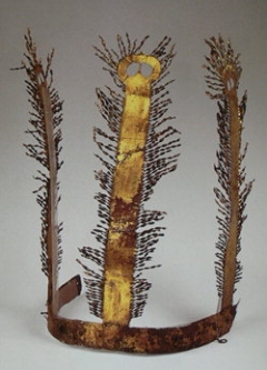 1960년 의성군 단촌면 탑리고분에서 출토된 금동관은 신라의 관과 전혀 다른 형태로 만든 새 깃털 모양의 세움장식이 특징이다.