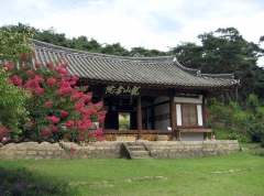 잠와 최진립이 배향된 용산서원 (경주 내남). 용산서원 현판은 당대의 명필이자 서예이론가인 옥동 이서의 글씨다.