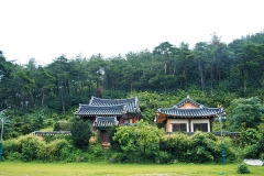 충재 종가 사당 전경. 다른 종가와 달리 불천위 제사를 지내는 제청을 사당 옆에 별도로 건립해 사용하고 있다. 오른쪽이 제청이 있는 갱장각이다.3
