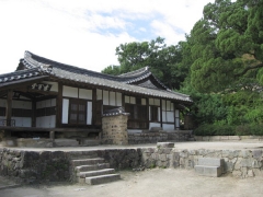 경주(월성)손씨 종택인 '서백당'(경주 양동마을). 양동마을 입향조인 손소가 1457년 청송 안덕에서 이곳으로 와 창건했다. '송첨(松)'으로도 불리었다. 오른쪽에 가지 일부분이 보이는 향나무는 송재가 550여년 전에 심었다.