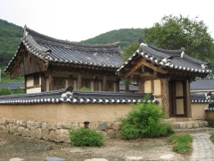 병곡종택 사당. 불천위 신주가 가장 서쪽에 봉안돼 있고, 동쪽으로 종손의 4대조 신주가 모셔져 있다.2