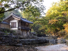 회재가 벼슬에서 물러난 뒤 고향인 경주 안강으로 돌아와 1532년 건립한 독락당(獨樂堂)의 별채인 계정(溪亭). 회재는 이곳에서 학문에 열중, 그 깊이를 더해갔다.4