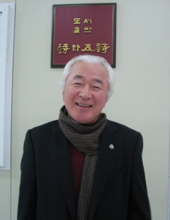 조직체계를 새롭게 정비하고 재도약을 꿈꾸는 문예지 '시와반시' 편집주간 겸 발행인을 맡은 강현국 시인.
