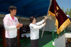 경산1대학 박소경 총장이 용사체전 개회식에서 교기를 흔들고 있다.