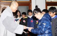 초등 졸업생 34명에 ‘사랑의 교복’선물