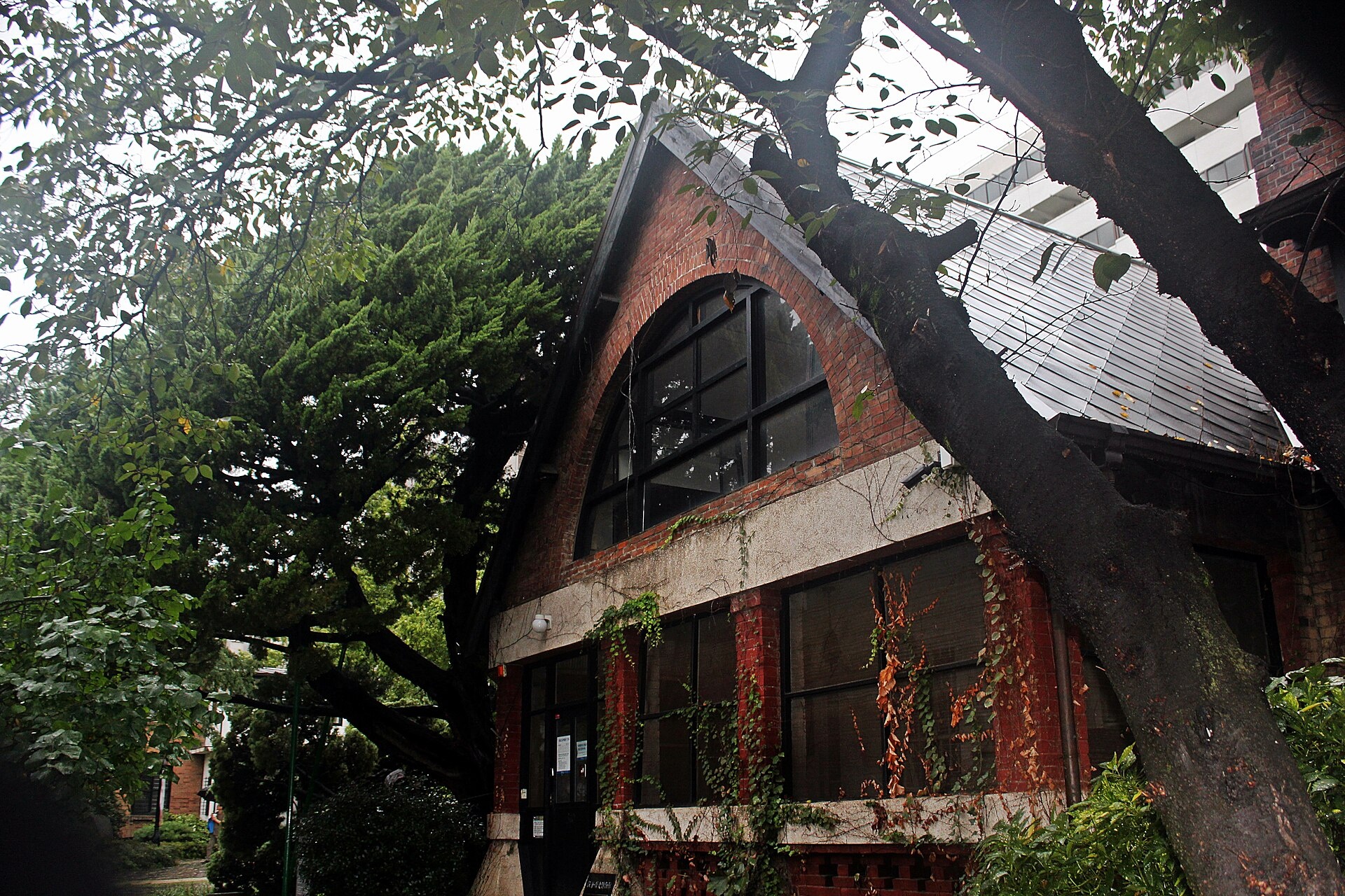 챔니스 주택 창과 지붕
