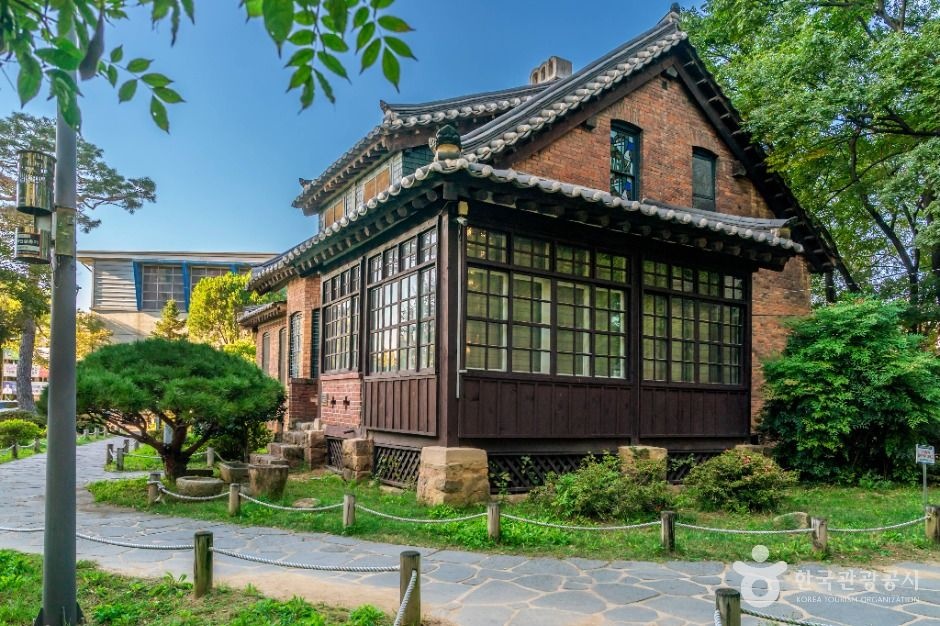 스윗즈 주택 측면