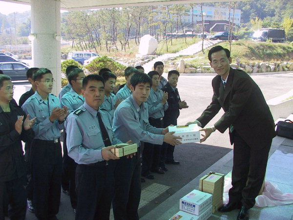 [동정] 세계복음선교協  전·의경에 떡 전해