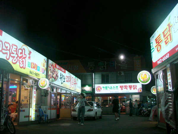 [이춘호기자의 푸드 불르고] 지역 전통시장 숨은 먹거리 (5) 평화시장 닭똥집 골목