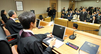 판사들이 재판 당사자로