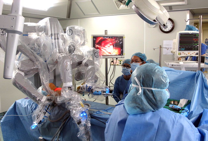 로봇 수술 인간 손의 영역 뛰어넘다