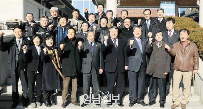 대구 달서구의회 도시건설위원회 위원들이 지난 11일 고령 대가야박물관을 둘러본 뒤 기념촬영을 하고 있다.
