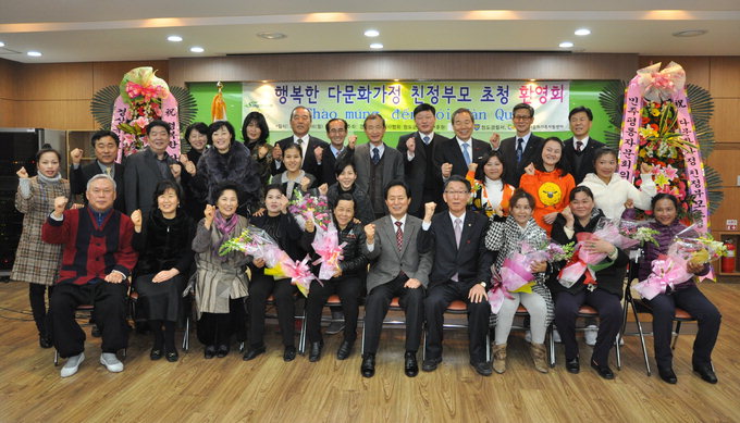 지난 16일 청도다문화가정지원센터에서 열린 결혼이민여성 친정부모 초청환영회에 참석한 이중근 청도군수(앞줄 왼쪽 여섯번째)와 황통주 경북사회복지사협회 청도군지회장(앞줄 왼쪽 일곱번째) 등 지역 기관·단체장들이 기념사진을 찍고 있다.<br> <경북사회복지사협회 청도군지회 제공>