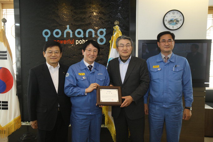 포항시에 포스코형 혁신활동 전파…조봉래 포철소장, 시장 감사패 받아