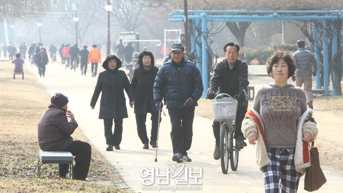 한파로 외출을 자제했던 대구시민들이 27일 오후 날씨가 풀리자 움츠렸던 몸을 펴고 신천에서 산책을 하거나 운동을 하고 있다. 이날 대구의 낮 최고기온은 8.4℃까지 올라갔다. <br> 이현덕기자 lhd@yeongnam.com