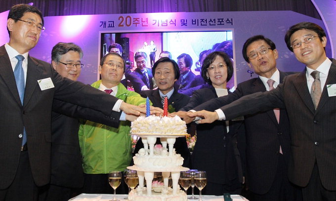 10일 구미대 개교 20주년 기념식에 참석한 대구·경북지역 기관단체장들이 축하 케이크를 자르고 있다. <구미대 제공>