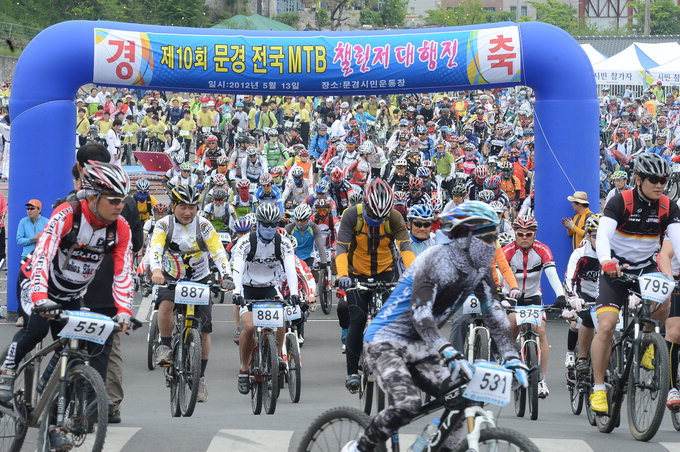 13일 문경시민운동장에서 열린 제10회 문경 전국MTB 챌린저 대행진 참가자들이 힘차게 출발하고 있다.    이현덕기자 lhd@yeongnam.com