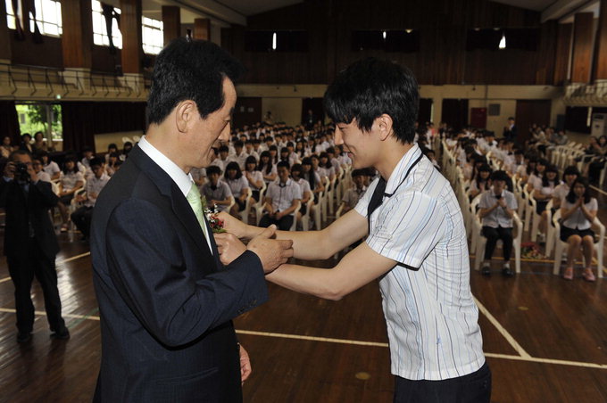 이영우 경북도교육감이 14일 청도 금천중·고교를 찾아 일일 명예교사로 수업을 진행한 뒤 가슴에 꽃을 달아 주는 이 학교 박찬우 학생회장과 이야기를 나누고 있다. <br> <경북도교육청 제공>
