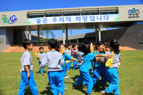 남부지방산림청이 운영하는 ‘찾아가고 초대하는 숲해설’에 참여한 어린이들이 즐겁게 뛰놀고 있다. <남부지방산림청 제공>