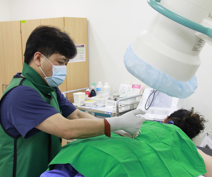 척추신경성형술 국소마취 후 카테터로 병변부위 직접 제거