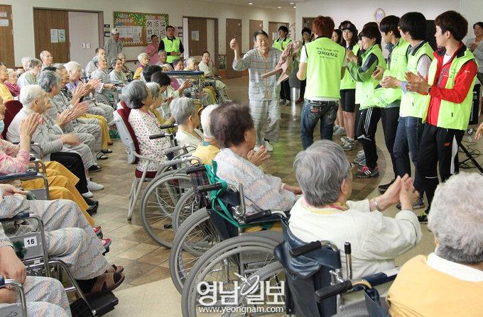 춤추고 노래하고 … 요양병원 어르신에 웃음 선사