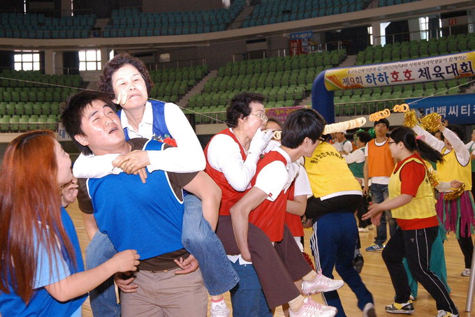 “건강하게 오래 사세요” 어르신 초청 생신상·체육대회