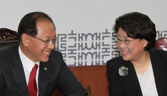새누리당 황우여 대표가 16일 오전 여의도당사에서 열린 최고위원회의에서 이혜훈 최고위원과 대화하고 있다.  연합뉴스