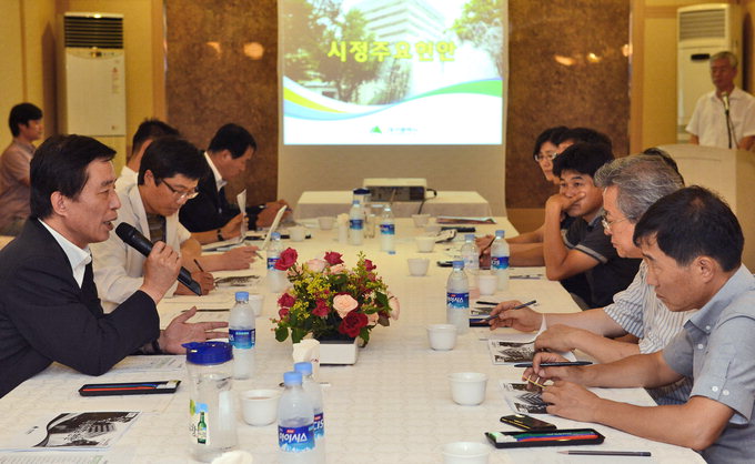 “허심탄회 얘기해 봅시다”