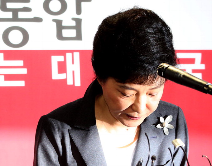 박근혜, 아버지의 과오에 고개 숙이다