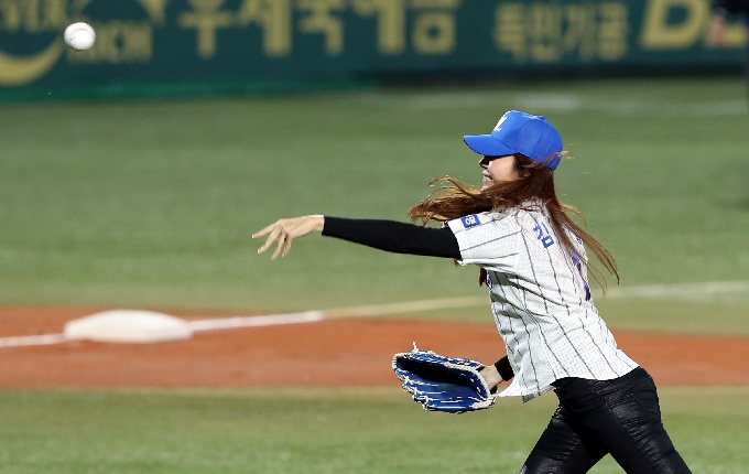 스키니진 김하늘 한국시리즈 시구