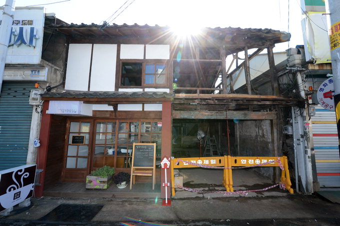 대구 도심 속 가을   카페 삼덕상회 2층 창을 열면 북성로 은행잎 노랗게 뒹군다